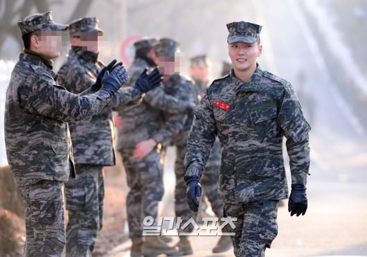 尹施允结束海兵陆战队服役退伍_韩国韩流99娱乐新闻