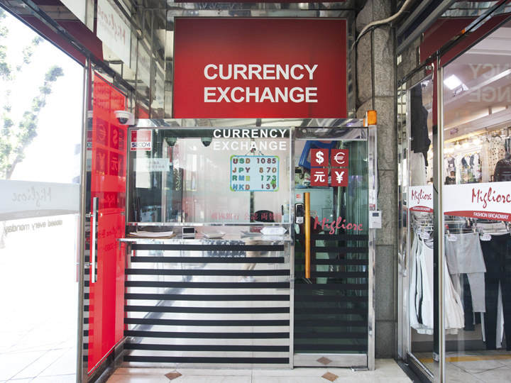 换钱所在建筑1层入口处,购物过程中不用担心现金的不足.