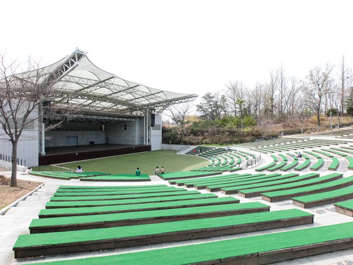 植物园旁边设有一个开放型的露天剧场,这里偶尔会举办k-pop表演,演唱