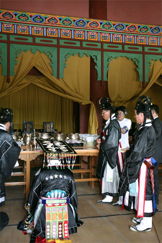 宗庙是历代王灵长眠之处,在这里也会举行祭祀