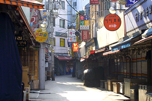 韩国文化与生活 韩国的春节  韩国的春节当天,大街上少了平时的热闹