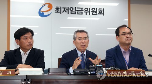 韩国最低工资委员会8日召开第12次全体会议，审议通过了2016年最低工资上涨案。（韩联社）