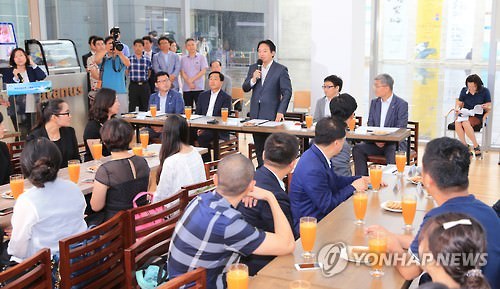 22日，在济州道立美术馆，济州道道知事元喜龙向来访的中国旅行社代表团介绍济州道的旅游资源。（韩联社）