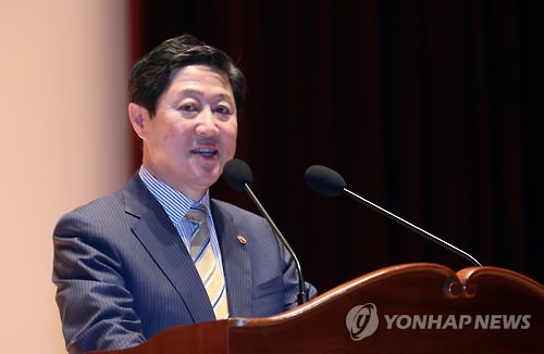 资料图片：韩国海水部长官俞奇浚（韩联社）