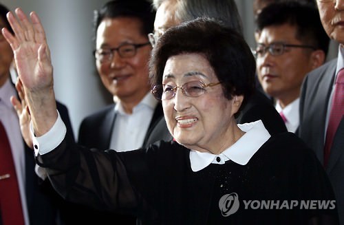 韩国前总统金大中遗孀李姬镐5日乘飞机前往朝鲜，开始为期四天的访朝之旅。（韩联社）