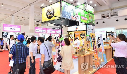 2015韩国品牌和韩流商品博览会”27日在中国上海国际展览中心开幕。（韩联社）