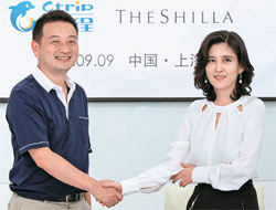 图为9月9日，新罗酒店社长李富真（照片右）正在上海与中国最大规模在线旅行社携程旅行网的CEO梁建章签订刺激韩国旅游的谅解备忘录（MOU）。【照片 新罗酒店提供】