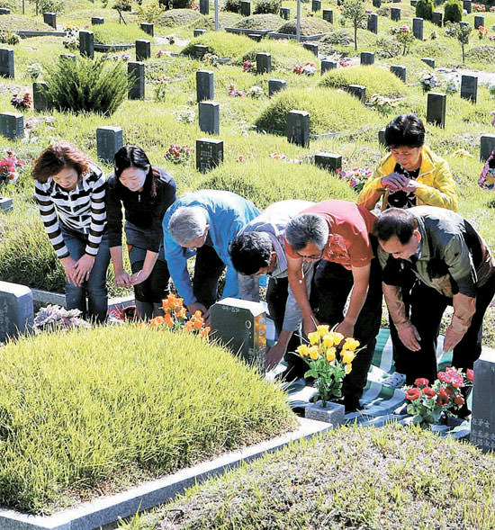 中秋节两周前扫墓大军