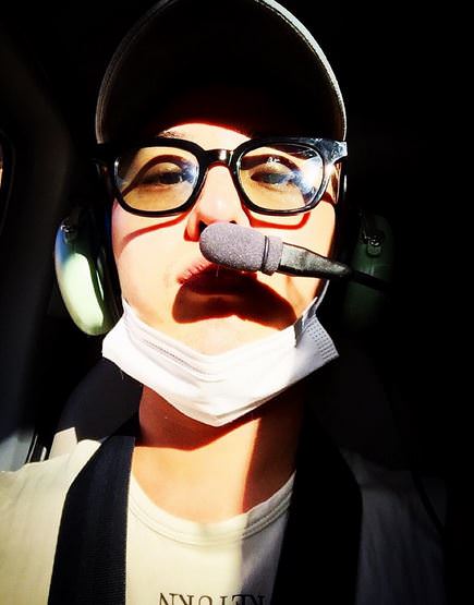 G-Dragon公开乘坐直升机的认证照