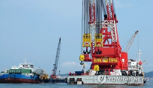 资料图片：“世越号”打捞作业现场图片（韩联社）