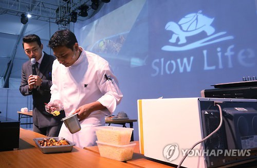 11日，一名厨师在2015南杨州慢生活国际大会制作印度传统菜。（韩联社）