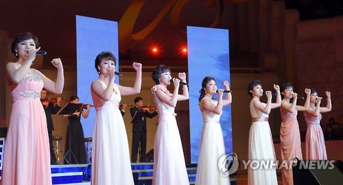 据朝鲜中央广播电台15日报道，在迎来劳动党建党70周年之际，青峰乐团在平壤人民剧场举办丰富多彩的庆祝演出。（韩联社）