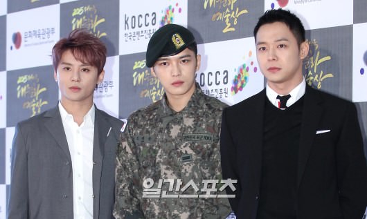 JYJ：身着军装出席颁奖典礼