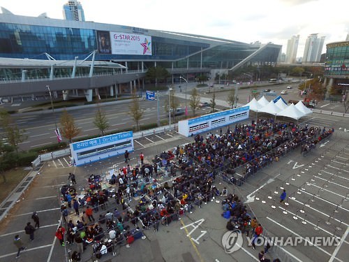 12日，2015G-STAR游戏展在釜山国际会展中心拉开帷幕，当天上午，在展会门口，大量观众排队等待入场。（韩联社）