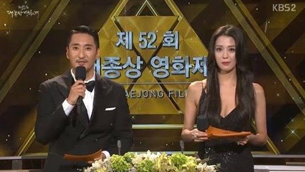 大钟奖代领事件频出，主持人忙碌不堪