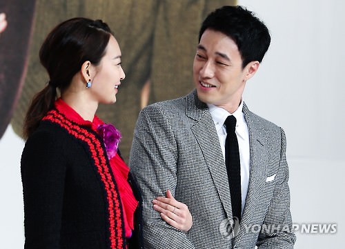 资料图片：11月11日，苏志燮（右）和申敏儿出席《Oh我的维纳斯》发布会。（韩联社）