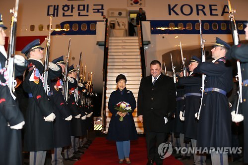 当地时间1日，韩国总统朴槿惠乘专机抵达捷克布拉格。（韩联社）