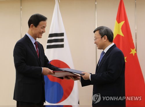 9日下午，韩国驻华大使金章洙和中国商务部副部长王受文在北京就韩中FTA正式生效日期交换了外交公函。(韩联社)