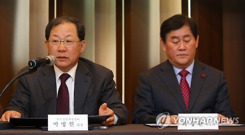 15日上午，在首尔新闻中心，韩国经营者总协会会长朴炳元（左）在宣言仪式上进行发言。（韩联社）