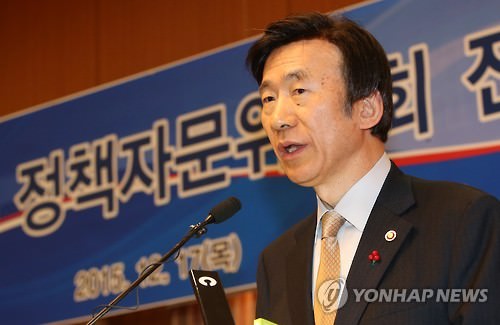 12月17日，在外交部政策咨询委员会全体会议上，韩国外交部长官尹炳世谈及朝鲜问题。（韩联社）