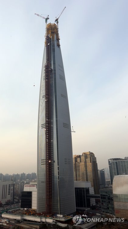 韩国第一高楼、世界第五高楼——乐天世界塔22日下午举行上梁仪式。（韩联社）