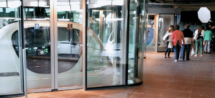 图为在阿联酋（UAE）阿布扎比马斯达尔城行驶的自动驾驶轨道车正在等待乘客。该车辆搭载尖端控制装置，无需驾驶员即可自动驾驶。想要进入马斯达尔城，必须乘坐该车前往目的地。【照片 京畿道厅】