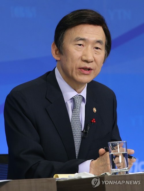 12月23日，韩国外交部长官尹炳世出席了韩国广播电视新闻记者俱乐部在首尔举办的讨论会。（韩联社）