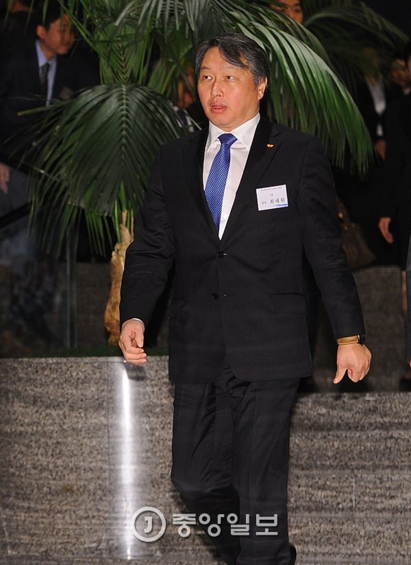 SK会长崔泰源承认婚外子