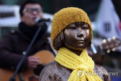 资料图片：位于日本驻韩大使馆前的慰安妇少女像（韩联社）