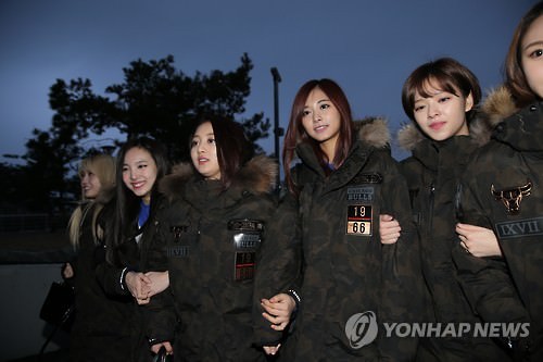 资料图片：1月18日，子瑜（左四）与成员们一起参加《偶像运动会》节目的录制。（韩联社）