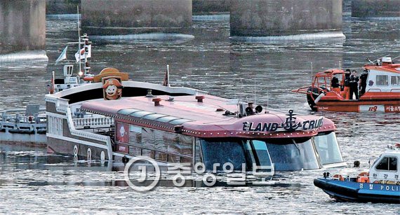 汉江游船船体进水11名乘客全部获救