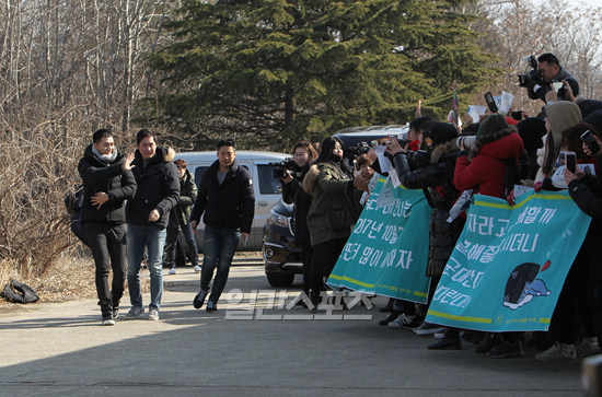 歌手兼演员李胜基笑着入伍