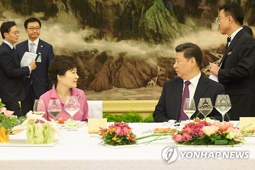 资料图片：韩国总统朴槿惠和中国国家主席习近平（韩联社）
