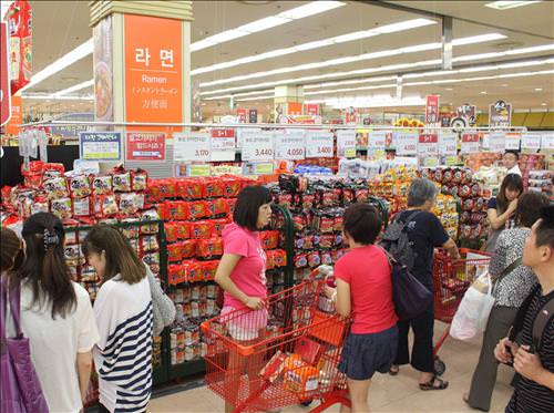资料图片：在乐天玛特购物的中国游客。（韩联社/乐天玛特提供）