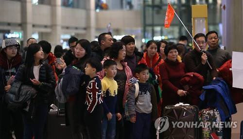 资料图片：3日下午，仁川机场国际到达大厅涌来大批春节出境游的中国人。