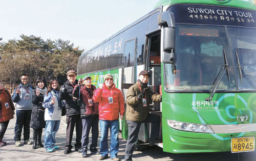 图为1月31日上午，乘坐水原环城巴士游览完华城行宫的游客正重新坐上巴士前往博物馆。