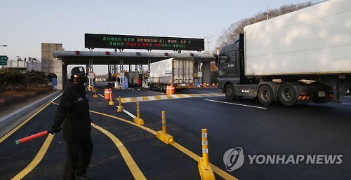 2月11日，在韩国坡州市京义线韩朝出入境事务所，韩国企业车辆在陆续前往朝鲜开城工业园区。（韩联社）