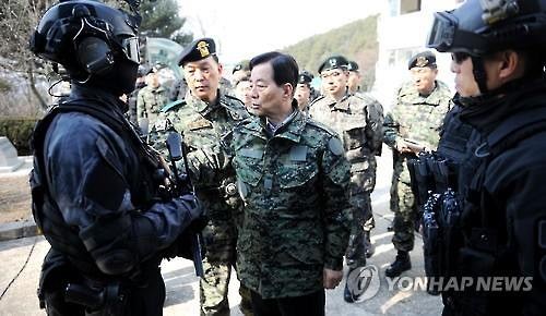 韩防长参观国家级反恐部队演习
