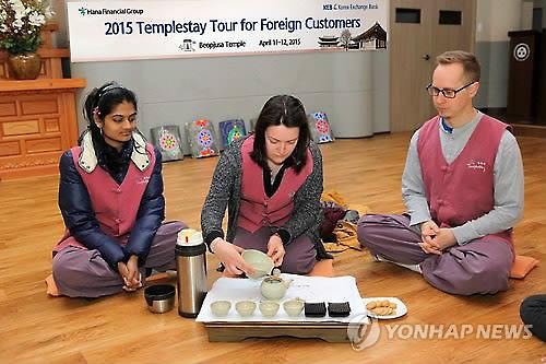 2015年4月，在韩国法住寺，外国人参加寺庙住一晚活动。（韩联社/韩国外换银行提供）