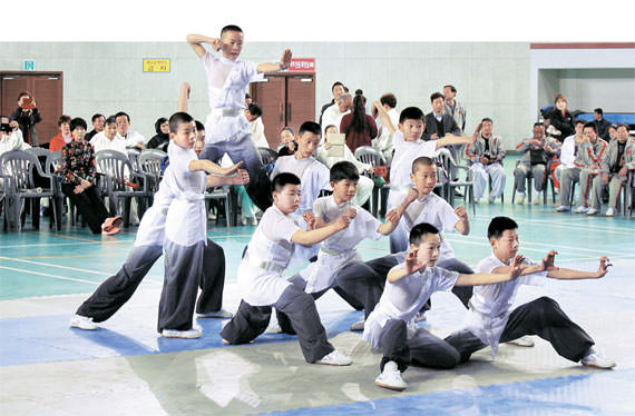 图为3月28日中国山东省武术协会下属的十几岁青少年们正在忠州虎岩体育馆举行的韩中武术文化交流活动上表演太极拳。（照片由忠州市提供）