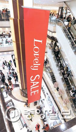 挤满购物游客的商场