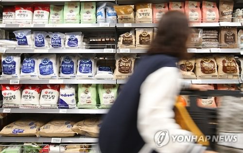 资料图片：图为一名消费者在首尔的一家大型超市走过糖类货架，摄于2016年4月6日。