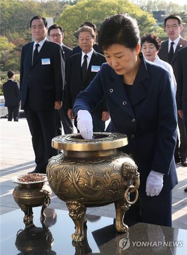 朴槿惠在4·19国家公墓焚香。（韩联社）