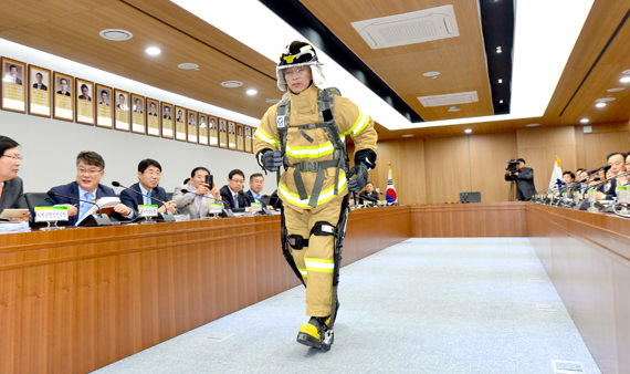 图为4月19日在庆北道厅，图为4月19日在庆北道厅，身着可穿戴机器人的消防员正在试跑。[图片来源：庆北道]