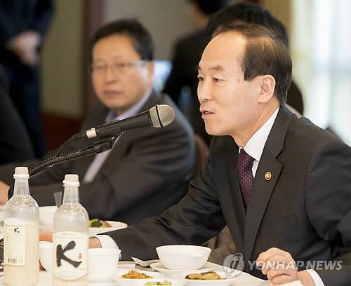 资料图片：韩国环境部长官尹成奎（韩联社）