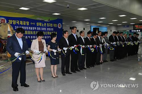 4月24日，韩国真航空正式开通江原道襄阳至上海航线。图为庆祝航线开通仪式现场。（韩联社）