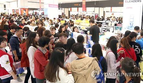 4月9日，在位于韩国釜山市的一免税店，来韩旅游的中国游客人山人海。（韩联社）