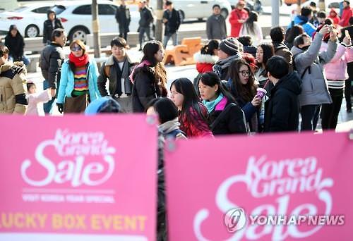 资料图片：“韩国购物季”活动期间前来购物的消费者（韩联社）
