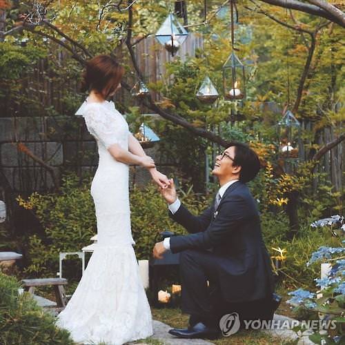 资料图片：裴勇俊和朴秀珍的婚纱照（韩联社）