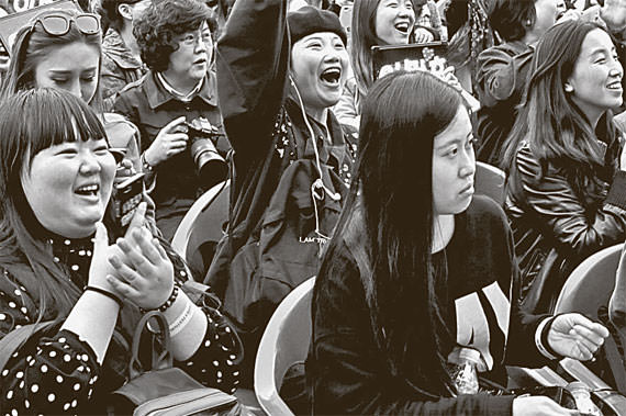图为上月15~17日在首尔蚕室综合运动场举行的“2016年乐天免税店家庭文化节”上，外国游客正对韩流明星的表演欢呼。（照片由乐天免税店提供）